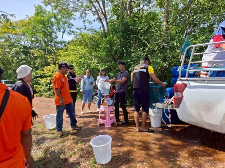 ตรวจรับพันธุ์กุ้งก้ามกราม โครงการบริหารจัดการทรัพยากรประมง กิจกรรมบริหารจัดการทรัพยากรประมงน้ำจืด การเพิ่มผลผลิตสัตว์น้ำในแหล่งน้ำชุมชนเพื่อเพิ่มรายได้และลดค่าครองชีพของประชาชน และปล่อยพันธุ์กุ้งก้ามกรามลงแหล่งน้ำที่เข้าร่วมโครงการดังกล่าว จำนวน 3 แห่งๆละ 40,000 ตัว