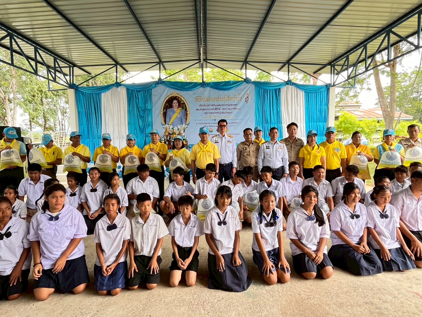 พิธีปล่อยพันธุ์สัตว์น้ำเนื่องในโอกาสวันเฉลิมพระชนมพรรษา สมเด็จพระนางเจ้าสิริกิติ์ พระบรมราชินีนาถ พระบรมราชชนนีพันปีหลวง จำนวน 200,000 ตัว..คลิก