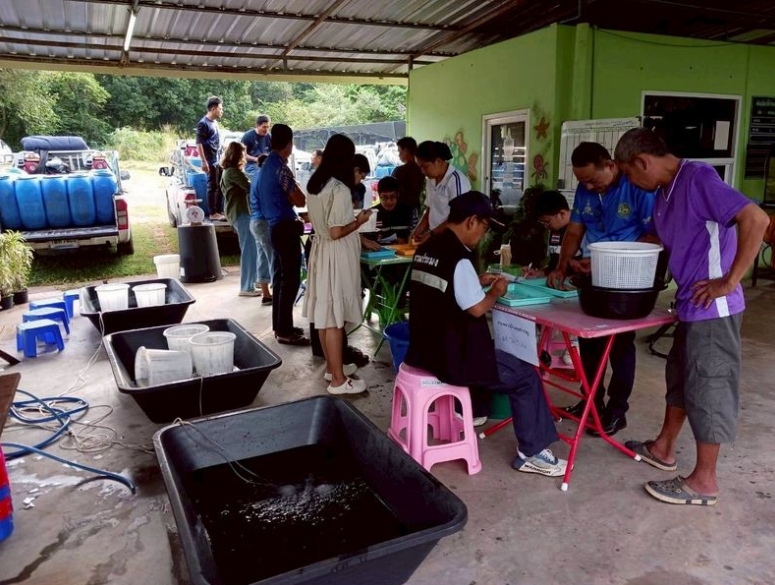 ตรวจรับพันธุ์กุ้งก้ามกราม โครงการบริหารจัดการทรัพยากรประมง กิจกรรมบริหารจัดการทรัพยากรประมงน้ำจืด การเพิ่มผลผลิตสัตว์น้ำในแหล่งน้ำชุมชนเพื่อเพิ่มรายได้และลดค่าครองชีพของประชาชน และปล่อยพันธุ์กุ้งก้ามกรามลงแหล่งน้ำที่เข้าร่วมโครงการดังกล่าว จำนวน 3 แห่งๆละ 40,000 ตัว