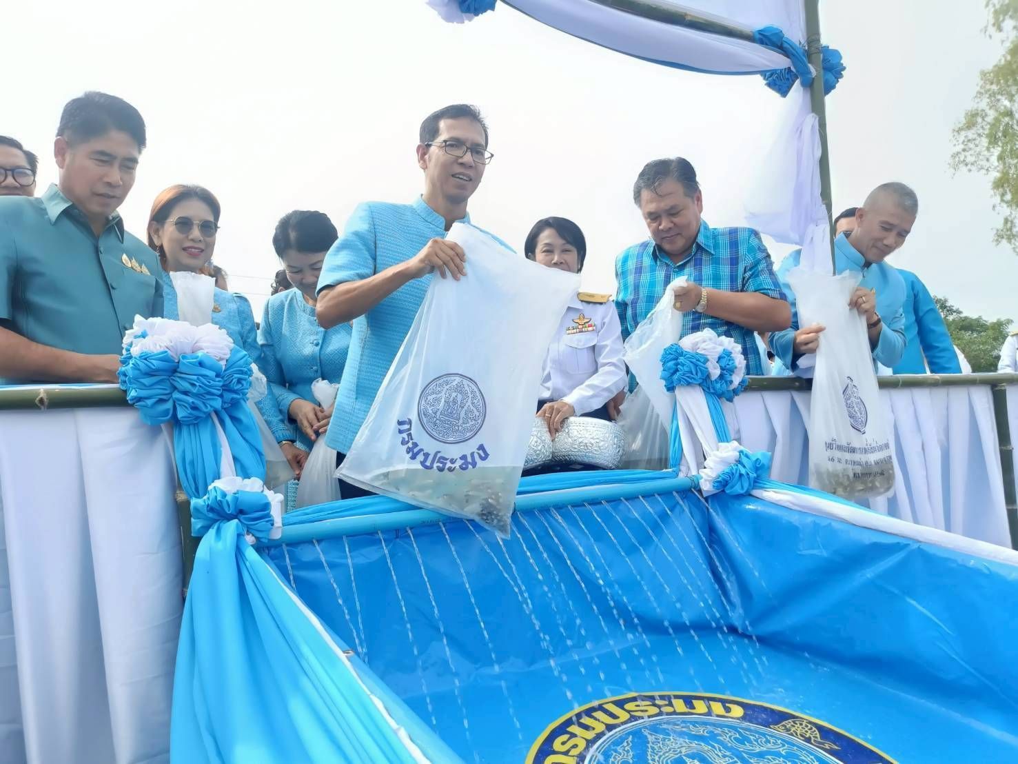 ร่วมพิธีปล่อยปลา เฉลิมพระเกียรติ เพื่อถวายเป็นพระราชกุศลสมเด็จพระนางเจ้าสิริกิติ์ พระบรมราชินีนาถ พระบรมราชชนนีพันปีหลวง 