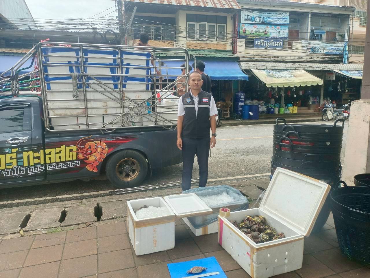 เจ้าหน้าที่ศูนย์บริหารจัดการด่านตรวจประมงเขต 1 (เชียงราย) ตรวจสอบสินค้าประมงส่งออกไปยังสาธารณรัฐประชาธิปไตยประชาชนลาว ผ่านทางด่านพรมแดนอำเภอเชียงแสน จังหวัดเชียงราย