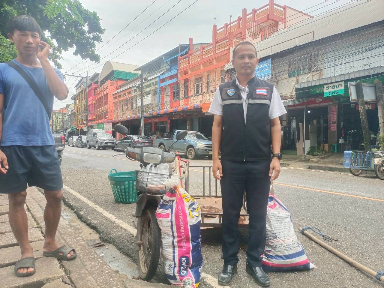 เจ้าหน้าที่ศูนย์บริหารจัดการด่านตรวจประมงเขต 1 (เชียงราย) ตรวจสอบสินค้าประมงส่งออกไปยังสาธารณรัฐประชาธิปไตยประชาชนลาว ผ่านทางด่านพรมแดนอำเภอเชียงแสน จังหวัดเชียงราย