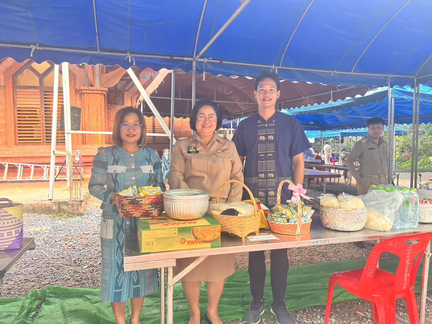 ร่วมกิจกรรมทำบุญตักบาตร เพื่อทำนุบำรุงพระพุทธศาสนาและสืบทอดประเพณีอันดีงามรวมทั้งช่วย “ ค่ายคนดีหนองบัวลำภู ” ตามนโยบายสำคัญเร่งด่วนของกระทรวงมหาดไทยฯ..คลิก