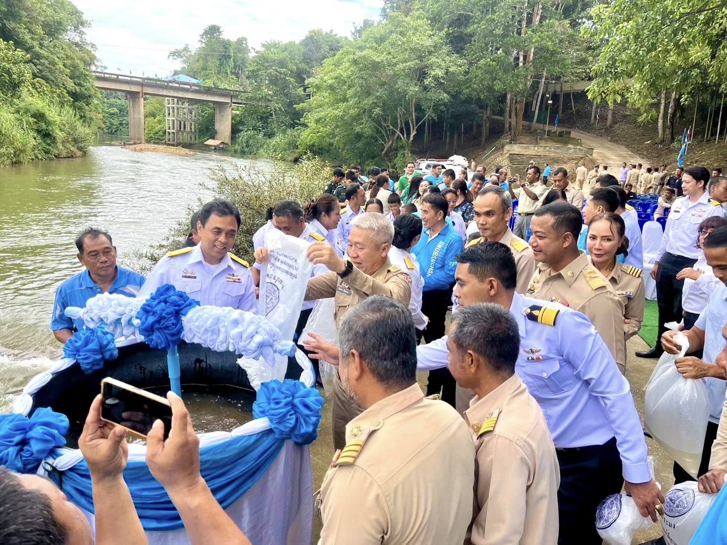 พิธีปล่อยพันธุ์สัตว์น้ำ เนื่องในวันเฉลิมพระชนมพรรษาสมเด็จพระนางเจ้าสิริกิติ์ พระบรมราชินีนาถ พระบรมราชชนนีพันปีหลวง..คลิก