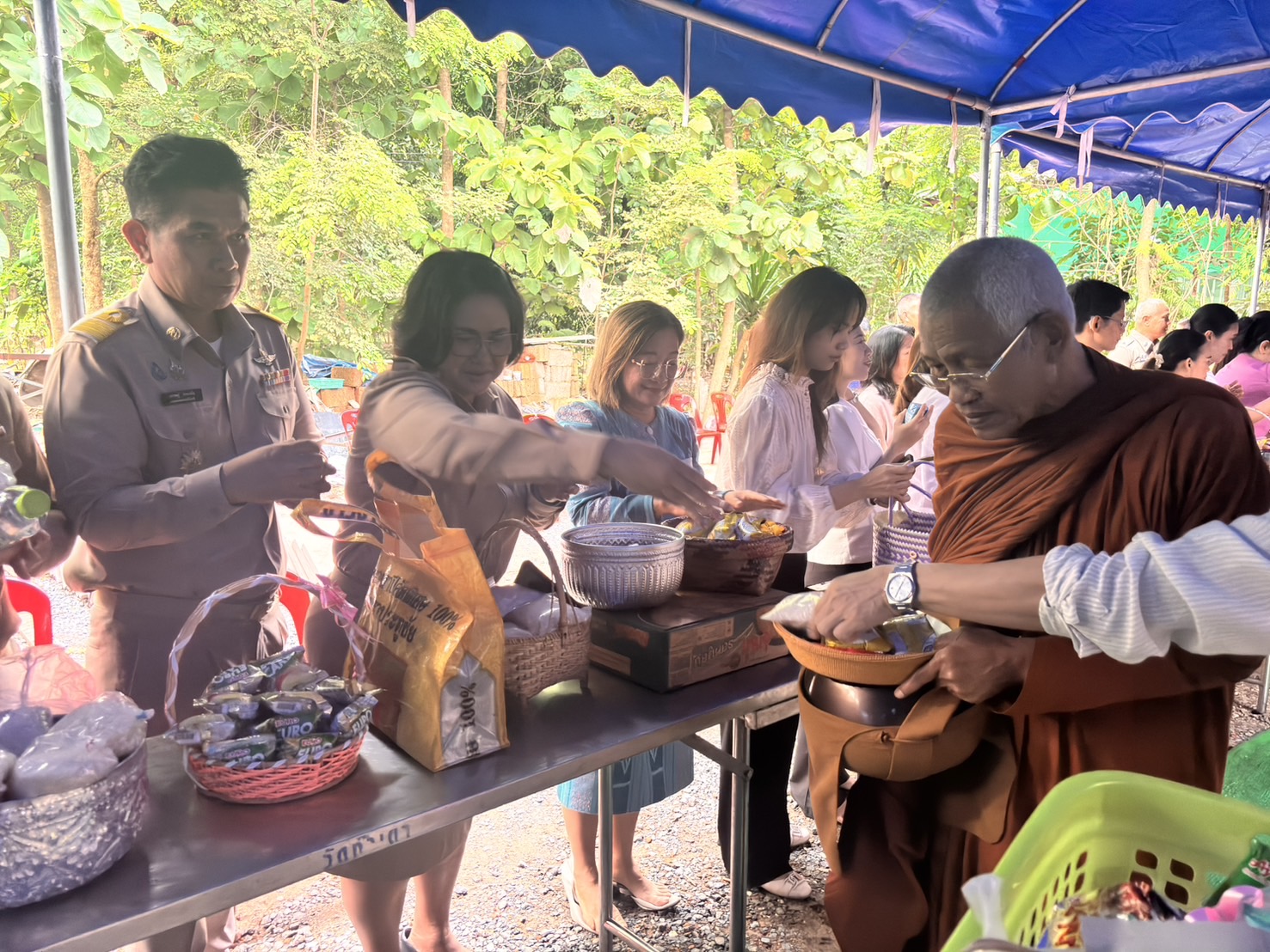 ร่วมกิจกรรมทำบุญตักบาตร เพื่อทำนุบำรุงพระพุทธศาสนาและสืบทอดประเพณีอันดีงาม รวมทั้งช่วย “ ค่ายคนดีหนองบัวลำภู ” ตามนโยบายสำคัญเร่งด่วนของกระทรวงมหาดไทยฯ..คลิก
