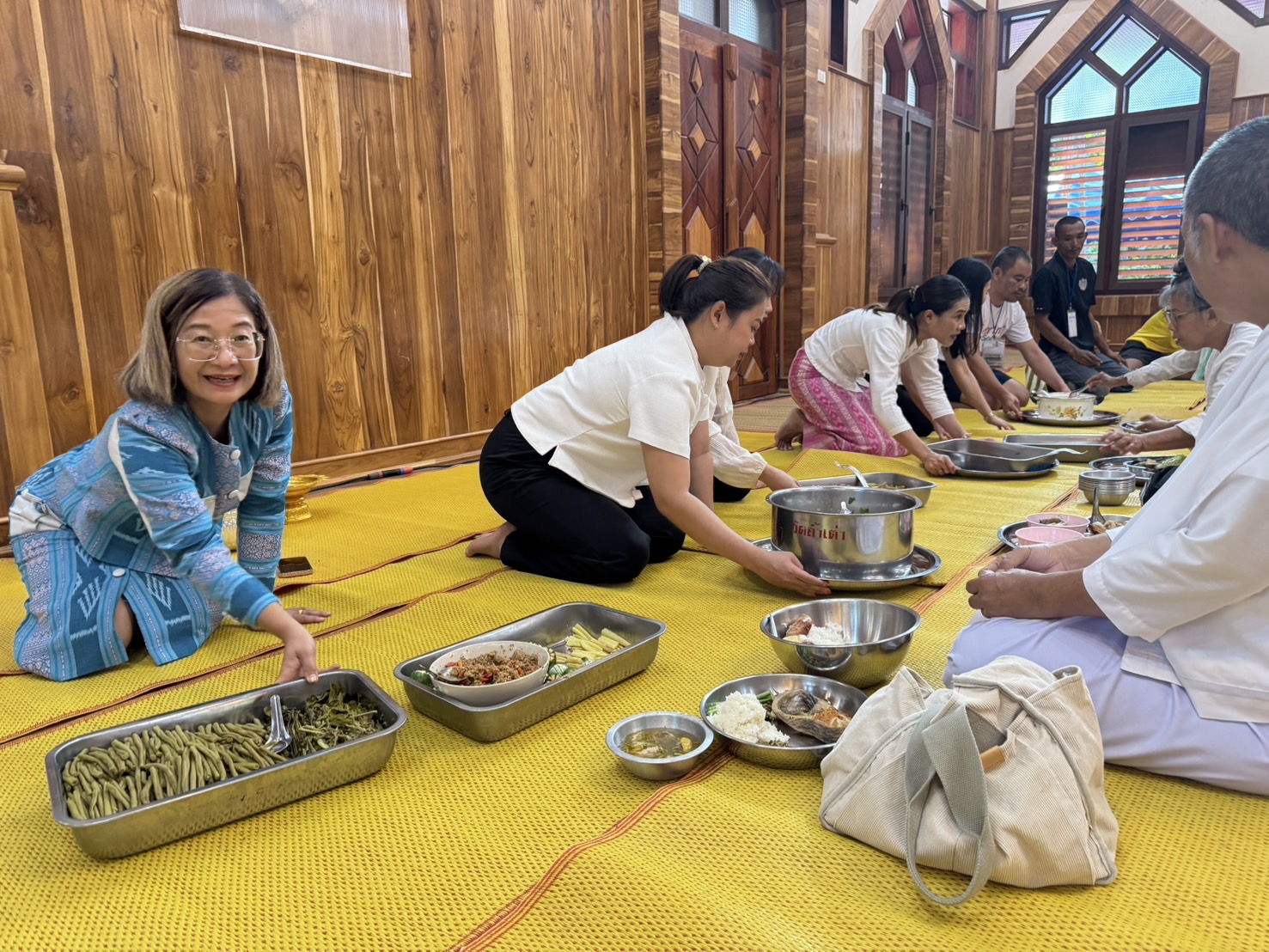 ร่วมกิจกรรมทำบุญตักบาตร เพื่อทำนุบำรุงพระพุทธศาสนาและสืบทอดประเพณีอันดีงาม รวมทั้งช่วย “ ค่ายคนดีหนองบัวลำภู ” ตามนโยบายสำคัญเร่งด่วนของกระทรวงมหาดไทยฯ