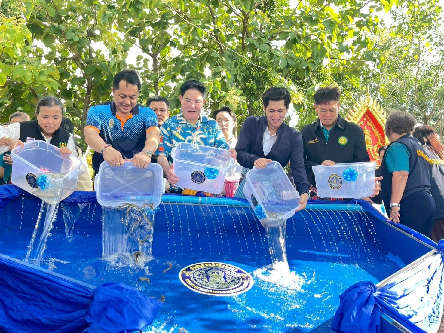 รมช.เกษตรฯ ลงพื้นที่จังหวัดร้อยเอ็ด เปิดโครงการ “ประมงอาสาพาปลาคืนถิ่น” พร้อมมอบพันธุ์ปลาและปัจจัยการผลิตแก่เกษตรกรเพื่อปล่อยในแหล่งน้ำชุมชน..คลิก