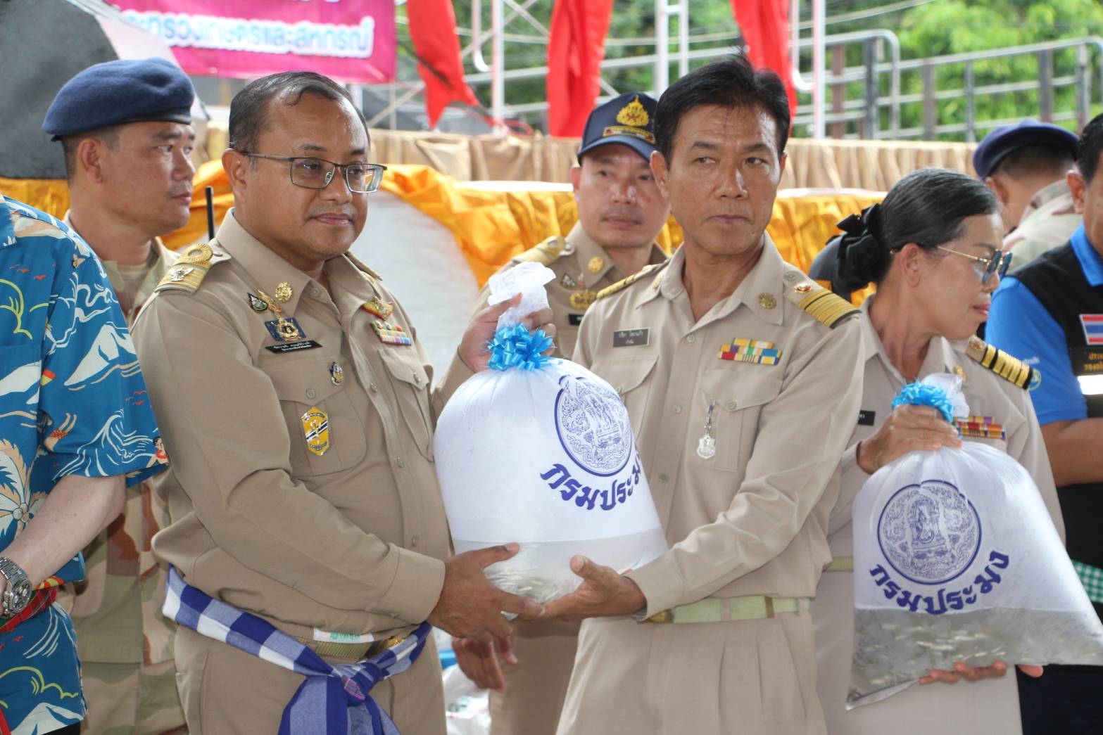 รมช.เกษตรฯ ลงพื้นที่จังหวัดร้อยเอ็ด เปิดโครงการ “ประมงอาสาพาปลาคืนถิ่น” พร้อมมอบพันธุ์ปลาและปัจจัยการผลิตแก่เกษตรกรเพื่อปล่อยในแหล่งน้ำชุมชน