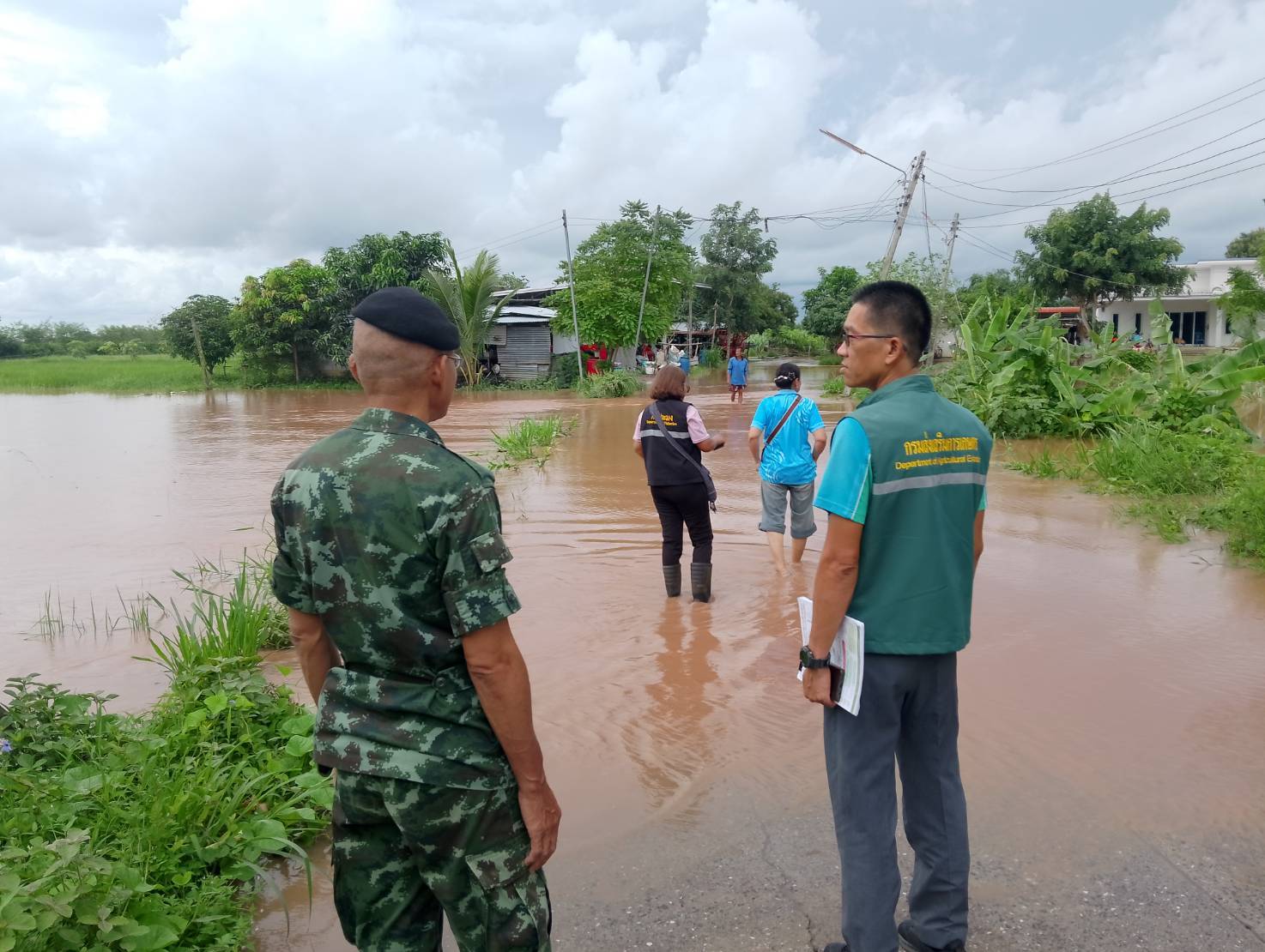 ลงพื้นที่ติดตามสถานการณ์น้ำท่วม สำรวจและให้กำลังใจเกษตรกรผู้เพาะเลี้ยงสัตว์น้ำที่ประสบอุทกภัยน้าท่วมบ่อเลี้ยงสัตว์น้ำ 