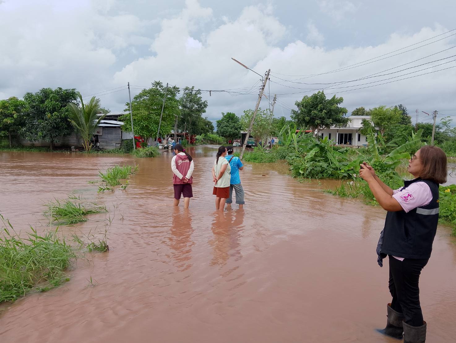 ลงพื้นที่ติดตามสถานการณ์น้ำท่วม สำรวจและให้กำลังใจเกษตรกรผู้เพาะเลี้ยงสัตว์น้ำที่ประสบอุทกภัยน้าท่วมบ่อเลี้ยงสัตว์น้ำ..คลิก