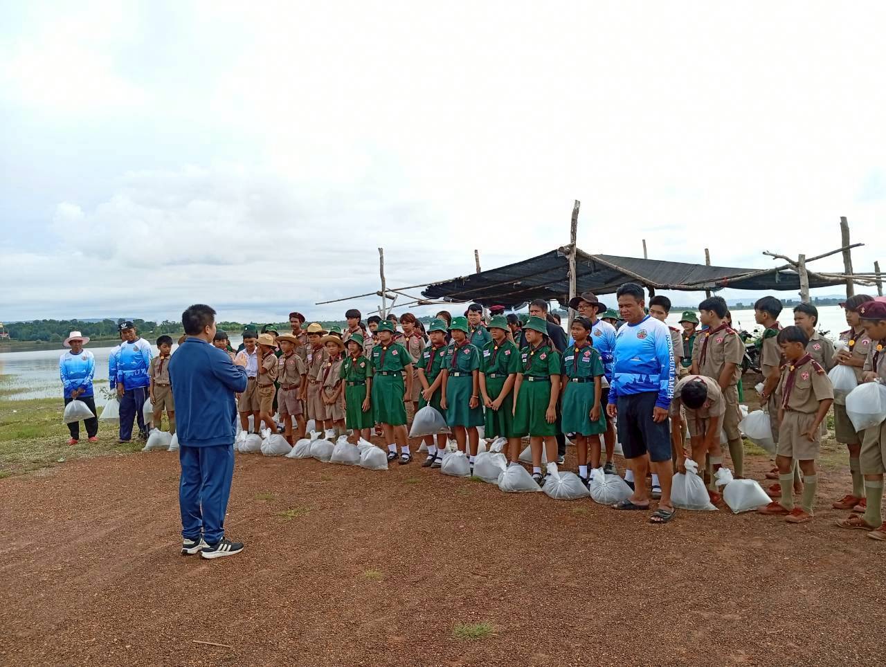 ดำเนินการฝึกอบรมเชิงปฎิบัติการคณะกรรมการ และส่งมอบพันธุ์สัตว์น้ำ 4 ชนิด