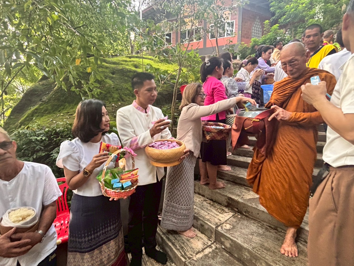 ร่วมกิจกรรมทำบุญตักบาตร เพื่อทำนุบำรุงพระพุทธศาสนาและสืบทอดประเพณี อันดีงามรวมทั้งช่วย “ ค่ายคนดีหนองบัวลำภู ” ตามนโยบายสำคัญเร่งด่วนของกระทรวงมหาดไทยฯ