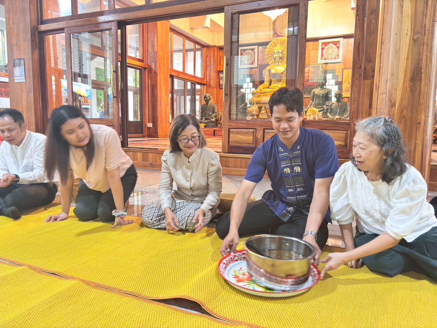 ร่วมกิจกรรมทำบุญตักบาตร เพื่อทำนุบำรุงพระพุทธศาสนาและสืบทอดประเพณี อันดีงามรวมทั้งช่วย “ ค่ายคนดีหนองบัวลำภู ” ตามนโยบายสำคัญเร่งด่วนของกระทรวงมหาดไทยฯ