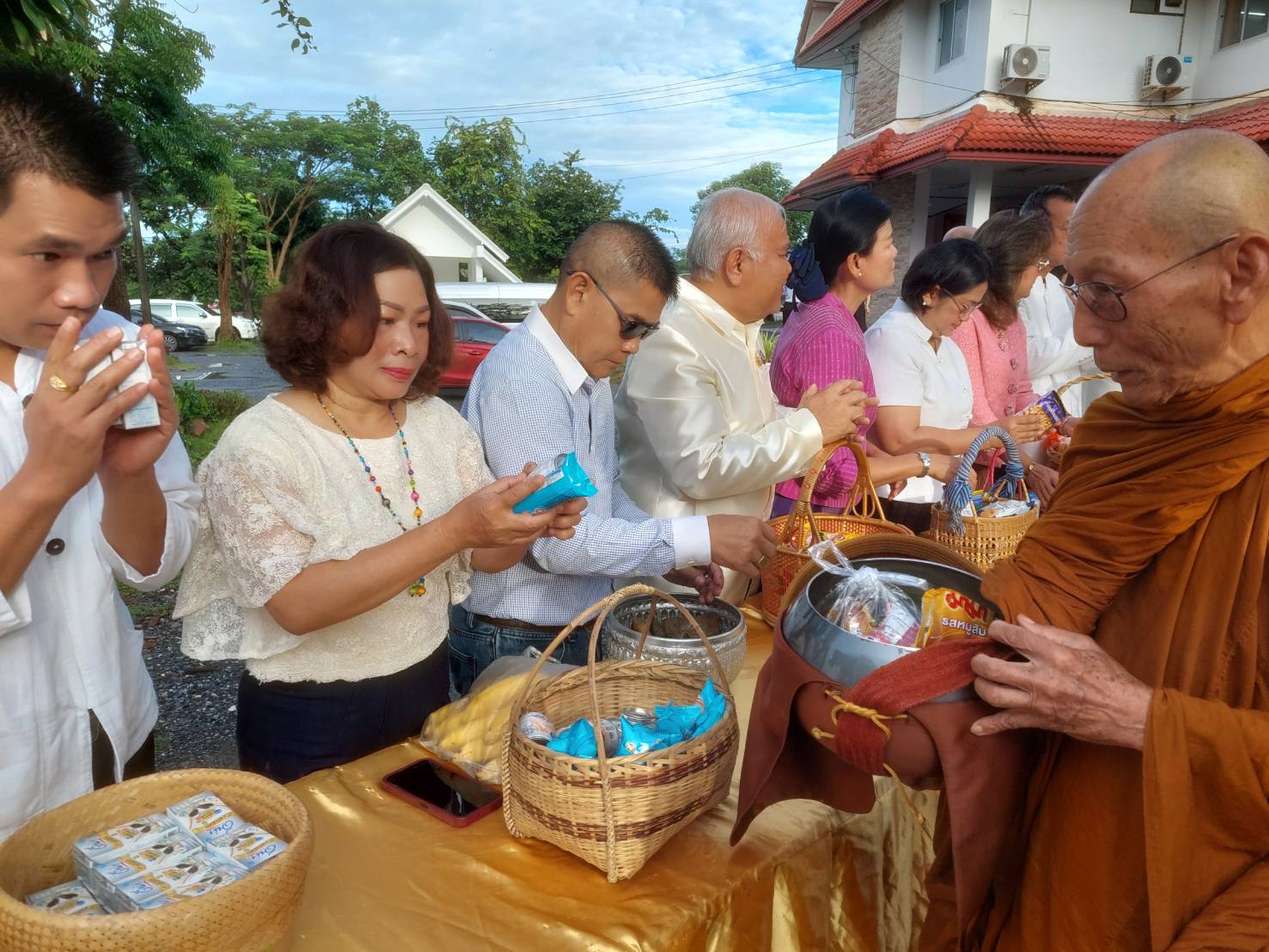 ร่วมกิจกรรมทำบุญตักบาตรและเจริญพระพุทธมนต์เฉลิมพระเกียรติพระบาทสมเด็จพระเจ้าอยู่หัวฯ สมเด็จพระนางเจ้าฯพระบรมราชินี และพระบรมวงศานุวงศ์ เนื่องในวันมหามงคลช่วงเทศกาลเข้าพรรษาประจำปี 2568 ครั้งที่ 2 ภายใต้โครงการปฏิบัติธรรมเฉลิมพระเกียรติ