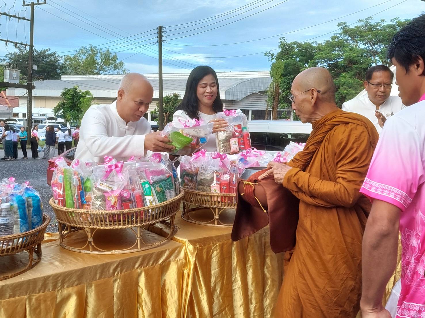 ร่วมกิจกรรมทำบุญตักบาตรและเจริญพระพุทธมนต์เฉลิมพระเกียรติพระบาทสมเด็จพระเจ้าอยู่หัวฯ สมเด็จพระนางเจ้าฯพระบรมราชินี และพระบรมวงศานุวงศ์ เนื่องในวันมหามงคลช่วงเทศกาลเข้าพรรษาประจำปี 2568 ครั้งที่ 2 ภายใต้โครงการปฏิบัติธรรมเฉลิมพระเกียรติ