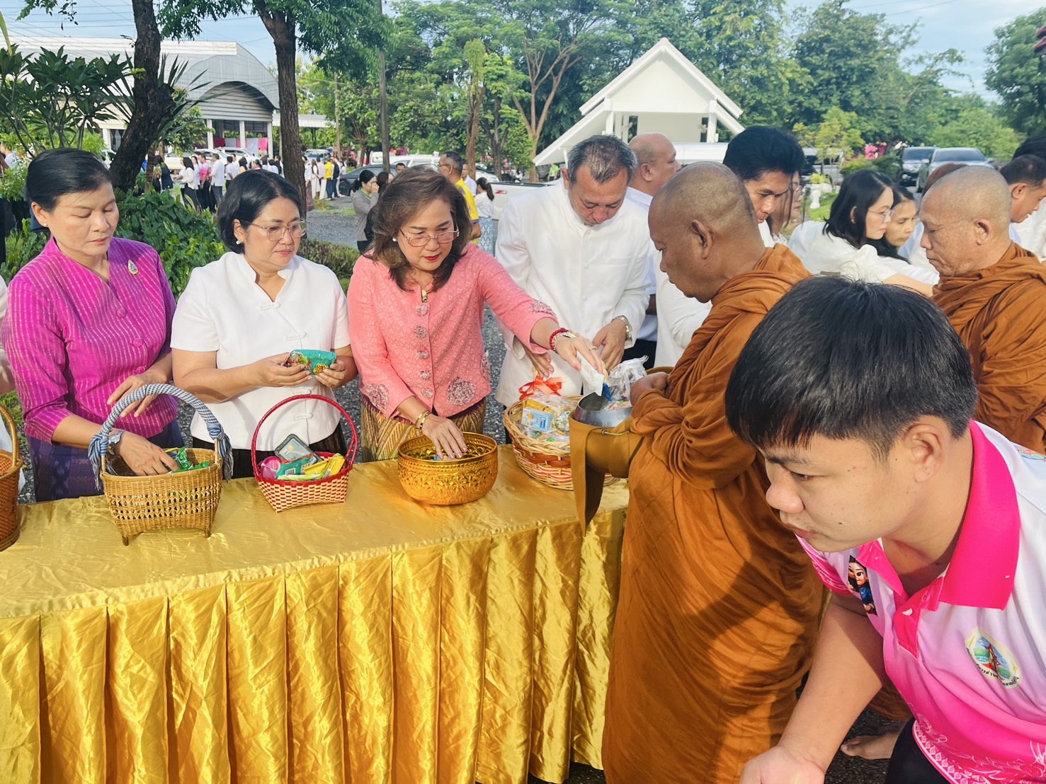 ร่วมกิจกรรมทำบุญตักบาตรและเจริญพระพุทธมนต์เฉลิมพระเกียรติพระบาทสมเด็จพระเจ้าอยู่หัวฯ สมเด็จพระนางเจ้าฯพระบรมราชินี และพระบรมวงศานุวงศ์ เนื่องในวันมหามงคลช่วงเทศกาลเข้าพรรษาประจำปี 2568 ครั้งที่ 2 ภายใต้โครงการปฏิบัติธรรมเฉลิมพระเกียรติ