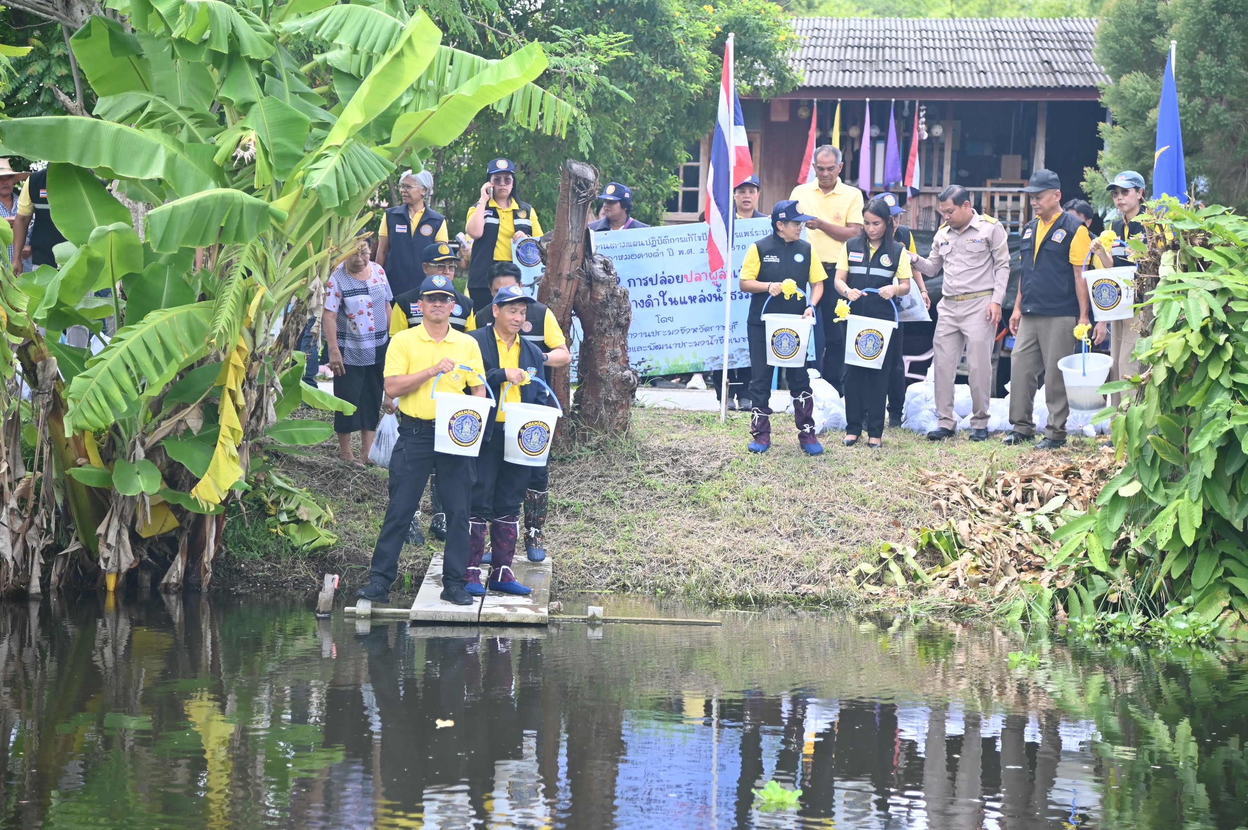 รองอธิบดีกรมประมง เปิดปฏิบัติการกำจัดปลาหมอคางดำในแหล่งน้ำธรรมชาติโดยการปล่อยปลาผู้ล่า