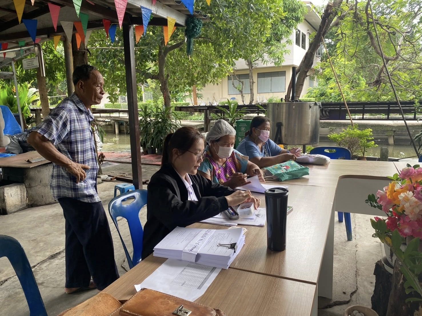 สำนักงานประมงพื้นที่กรุงเทพมหานคร ลงพื้นที่ให้บริการเกษตรกร และตรวจสอบสถานการณ์น้ำท่วมบ่อเลี้ยงสัตว์น้ำ