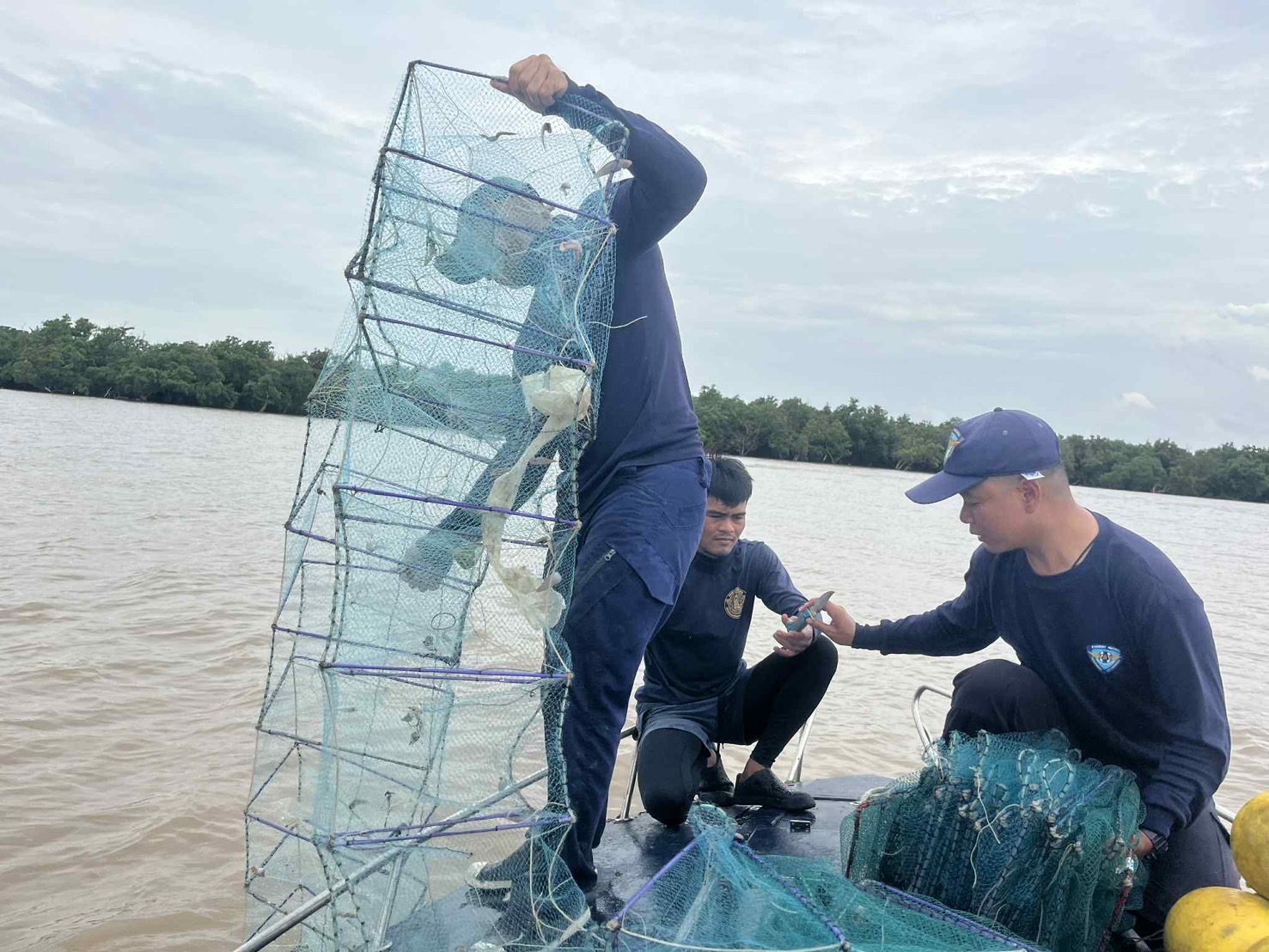 ตรวจยึดเครื่องมือลอบพับได้หรือไอ้โง่ จำนวน 75 ลูก