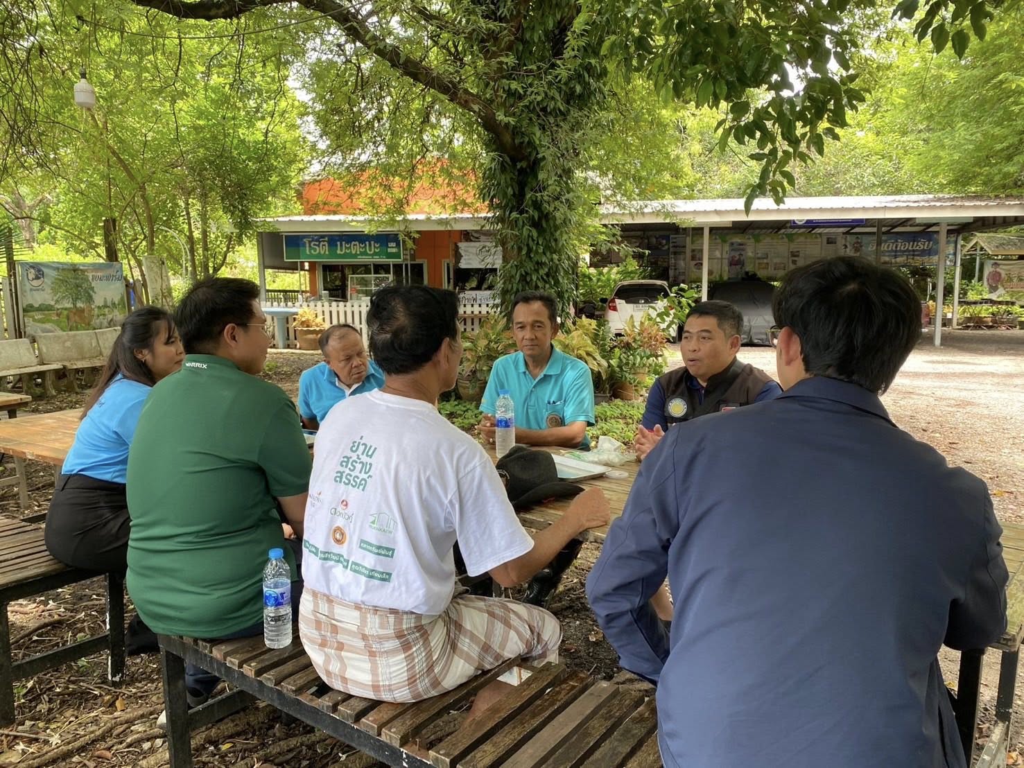 ประมงพื้นที่กรุงเทพมหานคร ลงพื้นที่เขตประเวศ ตรวจสอบสถานการณ์น้ำท่วมบ่อเลี้ยงสัตว์น้ำ