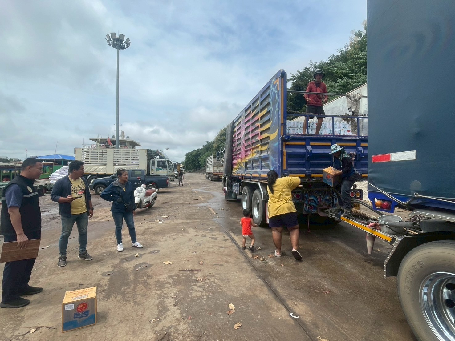 เจ้าหน้าที่ศูนย์บริหารจัดการด่านตรวจประมงเขต 1 (เชียงราย) ตรวจสอบผลิตภัณฑ์สัตว์น้ำส่งออกไปยังสาธารณรัฐประชาธิปไตยประชาชนลาว