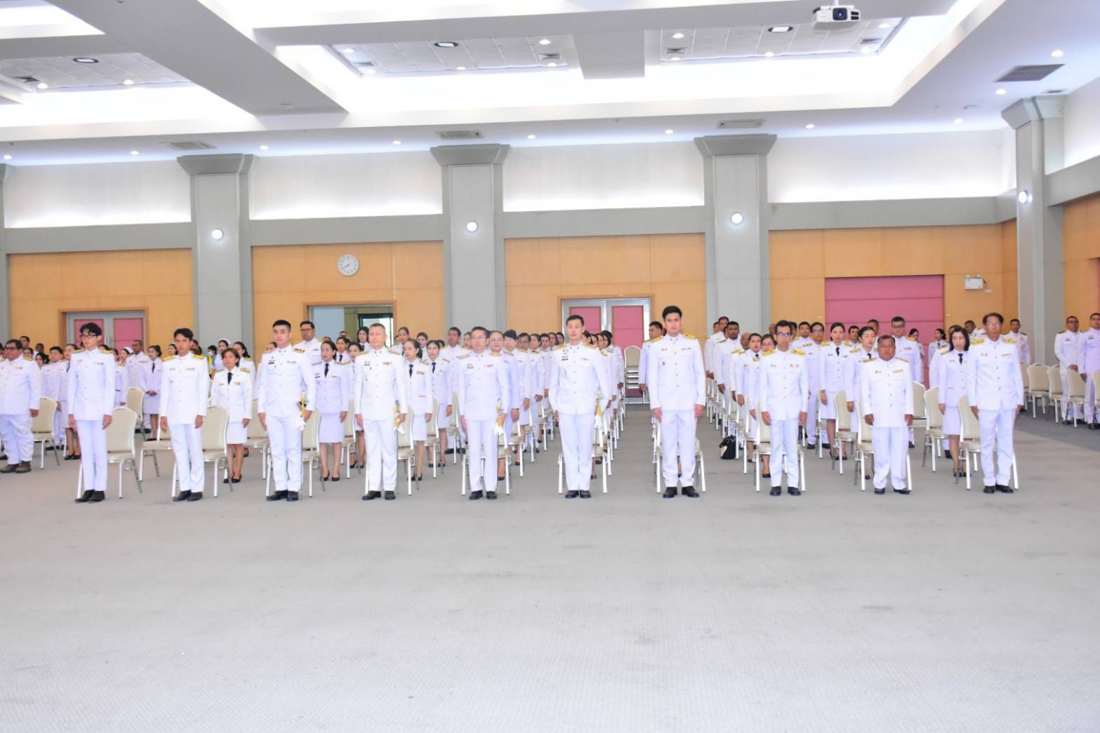 ร่วมพิธีเจริญพระพุทธมนต์ ทำบุญตักบาตรพระราชกุศล