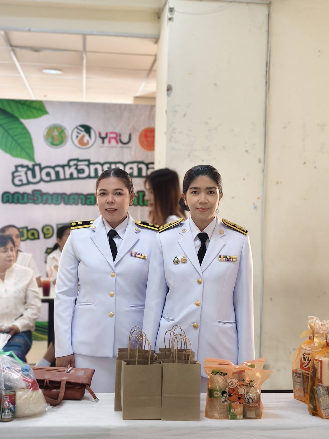 ร่วมพิธีเจริญพระพุทธมนต์ ทำบุญตักบาตรพระราชกุศล