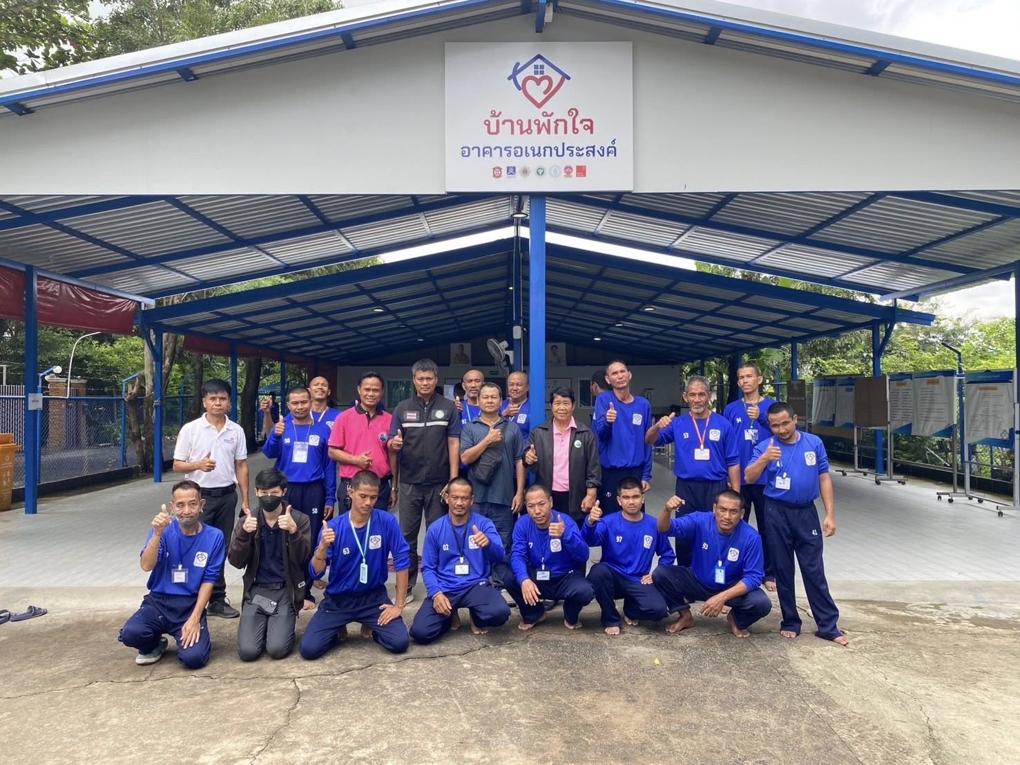 สำนักงานประมงพื้นที่กรุงเทพมหานคร ได้เข้าร่วมอบรมให้ความรู้ในการเลี้ยงปลาสวยงาม เพื่อพัฒนาทักษะและอาชีพ แก่ผู้ที่สมัครใจเข้าร่วมรับการอบรม