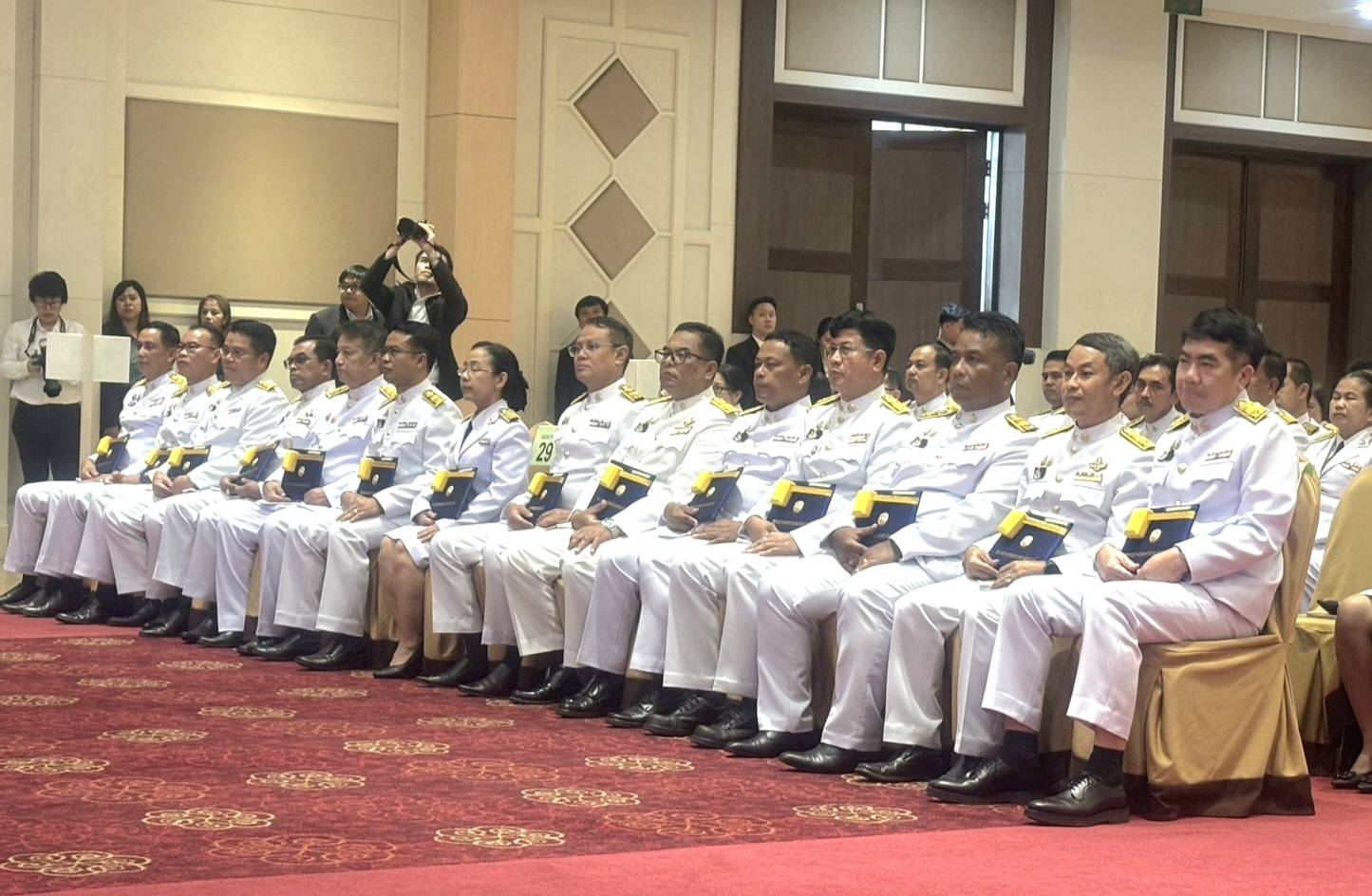 ร่วมพิธีรับมอบประกาศนียบัตรและเข็มวิทยฐานะในการผ่านการฝึกอบรมนักบริหารระดับสูงของกระทรวงเกษตรและสหกรณ์ ประจำปีงบประมาณ พ.ศ. 2568..คลิก
