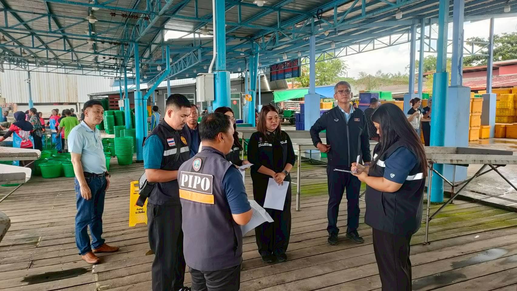 ผู้อำนวยการกองตรวจสอบเรือประมง สินค้าสัตว์น้ำ และปัจจัยการผลิต ลงพื้นที่จังหวัดสตูล ตรวจเยี่ยมการปฏิบัติงานศูนย์บริหารจัดการด่านตรวจประมงเขต 9 (สตูล) พร้อมให้โอวาท เน้นย้ำ “ความรักสามัคคี และการรู้จริงในสิ่งที่ทำ”