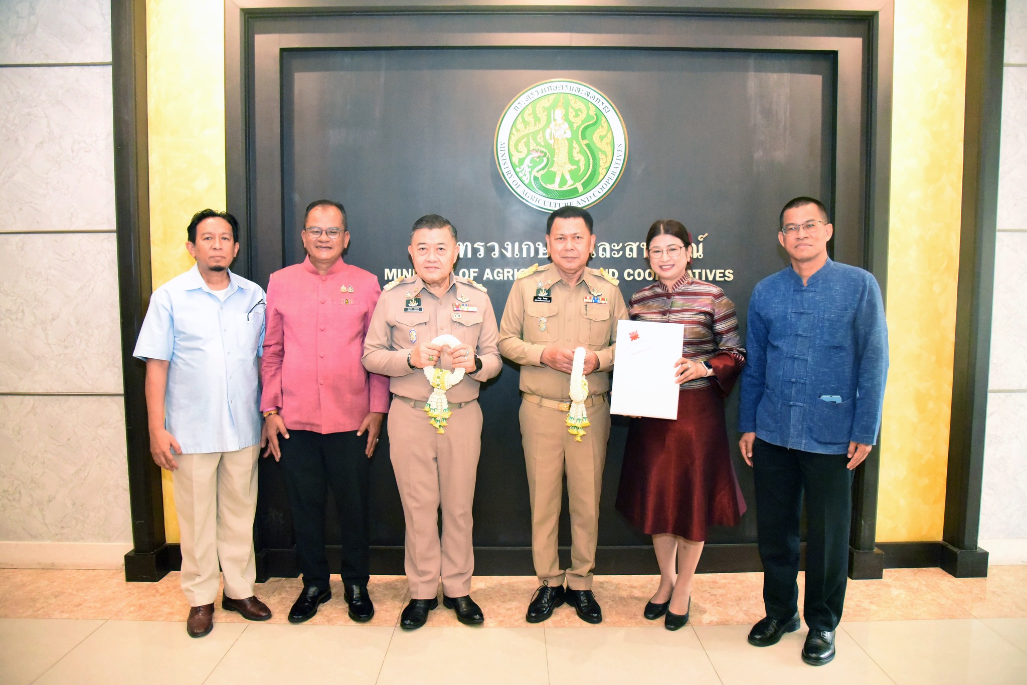 รองอธิบดีกรมประมง ร่วมเป็นเกียรติในพิธีรับ - ส่งมอบงานในตำแหน่งปลัดกระทรวงเกษตรและสหกรณ์..คลิก