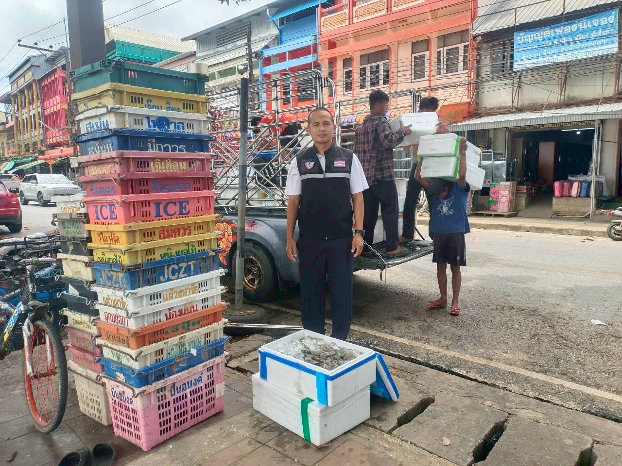 เจ้าหน้าที่ศูนย์บริหารจัดการด่านตรวจประมงเขต 1 (เชียงราย) ตรวจสอบสินค้าส่งออกไปยังสาธารณรัฐประชาธิปไตยประชาชนลาว และสาธารณรัฐแห่งสหภาพเมียนมา
