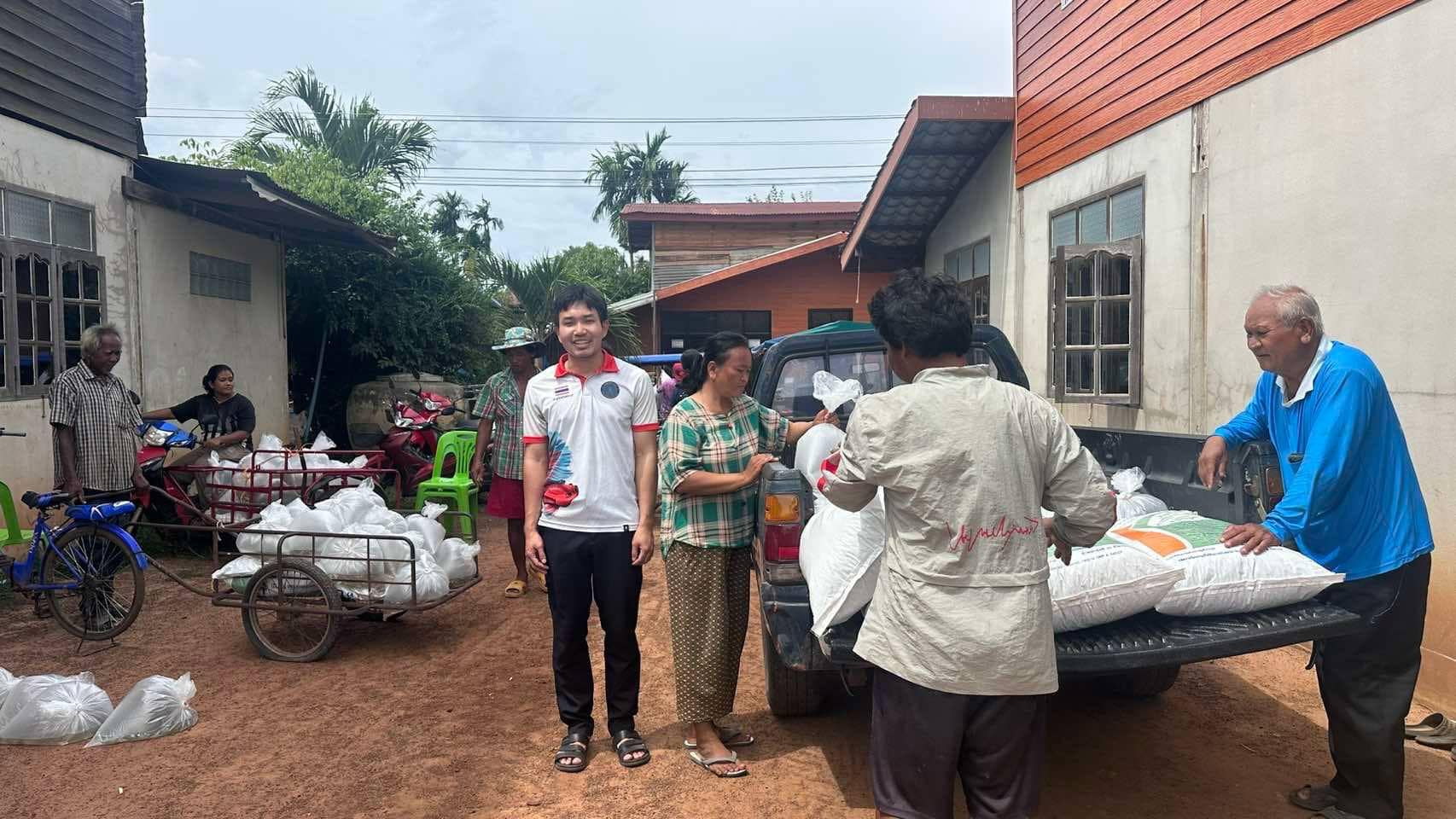 มอบปัจจัยการผลิตแก่เกษตรกร โครงการพัฒนาอาชีพการเพาะเลี้ยงปลาตะเพียนขาวในบ่อดิน อำเภอศรีรัตนะ..คลิก