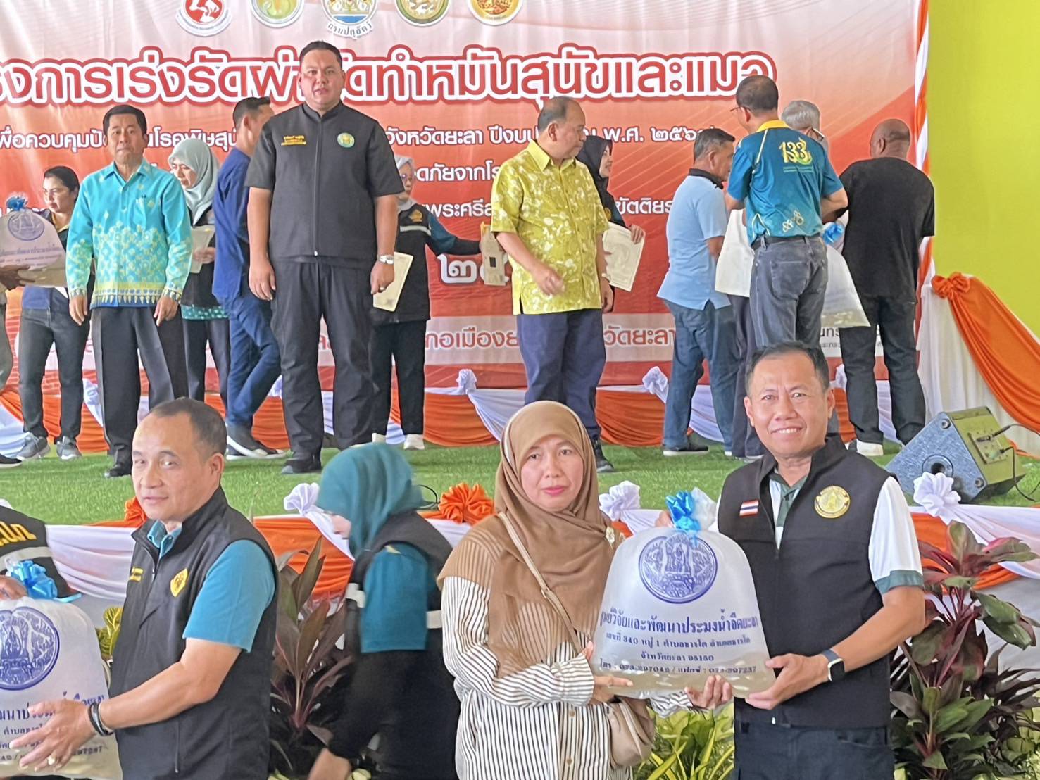 ข้าร่วมโครงการฯ ณ ตลาดกลางการยางพารา ต.สะเตง อ.เมืองยะลา จ.ยะลา พร้อมทั้งเข้าร่วมประชุมการเตรียมความพร้อมรับมือสถานการณ์อุทกภัยจังหวัดยะลา..คลิก