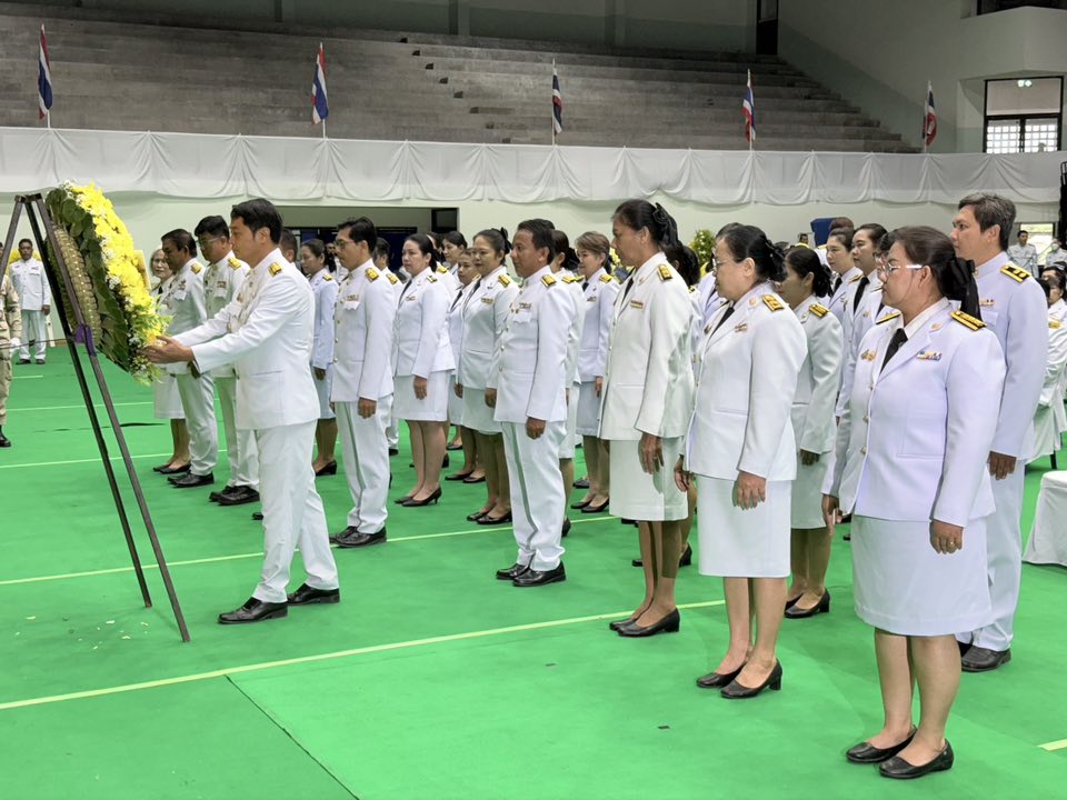 ร่วมพิธีทำบุญตักบาตรถวายพระราชกุศลและพิธีวางพวงมาลา เนื่องในวันคล้ายวันสวรรคต พระบาทสมเด็จพระบรมชนกาธิเบศร มหาภูมิพลอดุลยเดชมหาราช บรมนาถบพิตร