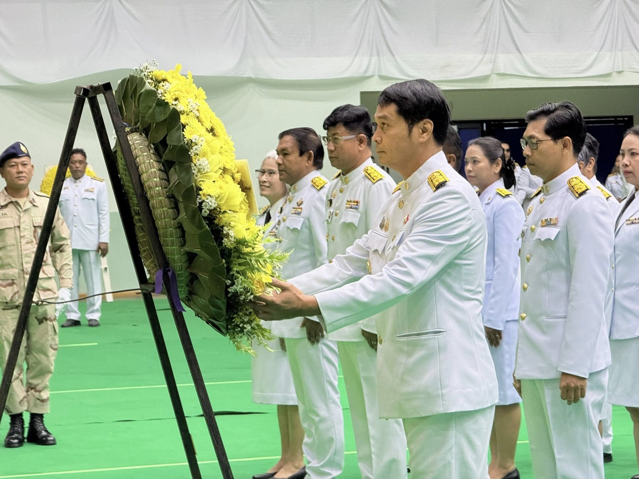 ร่วมพิธีทำบุญตักบาตรถวายพระราชกุศลและพิธีวางพวงมาลา เนื่องในวันคล้ายวันสวรรคต พระบาทสมเด็จพระบรมชนกาธิเบศร มหาภูมิพลอดุลยเดชมหาราช บรมนาถบพิตร..คลิก
