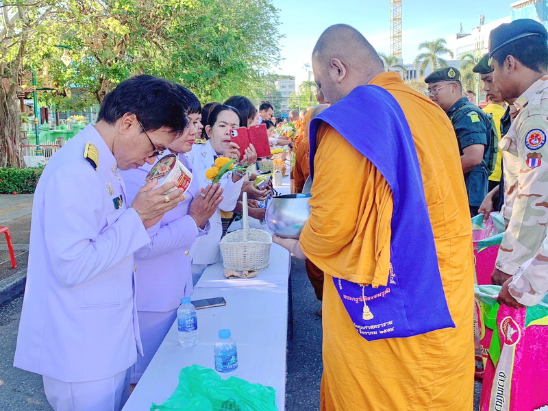 ร่วมพิธีทำบุญตักบาตร เนื่องใน “วันนวมินทรมหาราช” จังหวัดพัทลุง..คลิก