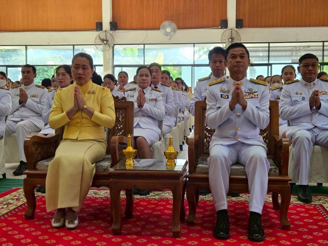 เข้าร่วมพิธีทำบุญตักบาตรถวายพระราชกุศลและพิธีวางพวงมาลา