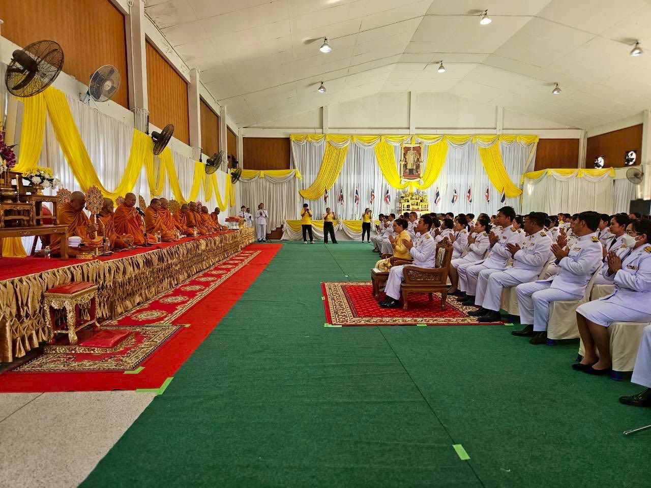 เข้าร่วมพิธีทำบุญตักบาตรถวายพระราชกุศลและพิธีวางพวงมาลา..คลิก