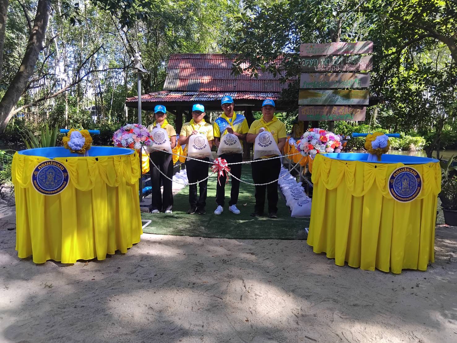 ประมงจังหวัดพัทลุง พร้อมด้วย เจ้าหน้าที่กลุ่มบริหารจัดการ  ด้านการประมง ร่วมกิจกรรมจิตอาสาพัฒนา ทำความสะอาด     ปรับภูมิทัศน์ และปล่อยพันธุ์สัตว์น้ำ จำนวน 50,000 ตัว  เพื่อถวายเป็นพระราชกุศลเนื่องในวันคล้ายวันสวรรคต พระบาทสมเด็จพระบรมชนกาธิเบศร มหาภูมิพลอดุลยเดชมหาราช  บรมนาถบพิตร ณ วัดหนองปราง อำเภอเมืองพัทลุง จังหวัดพัทลุง..คลิก