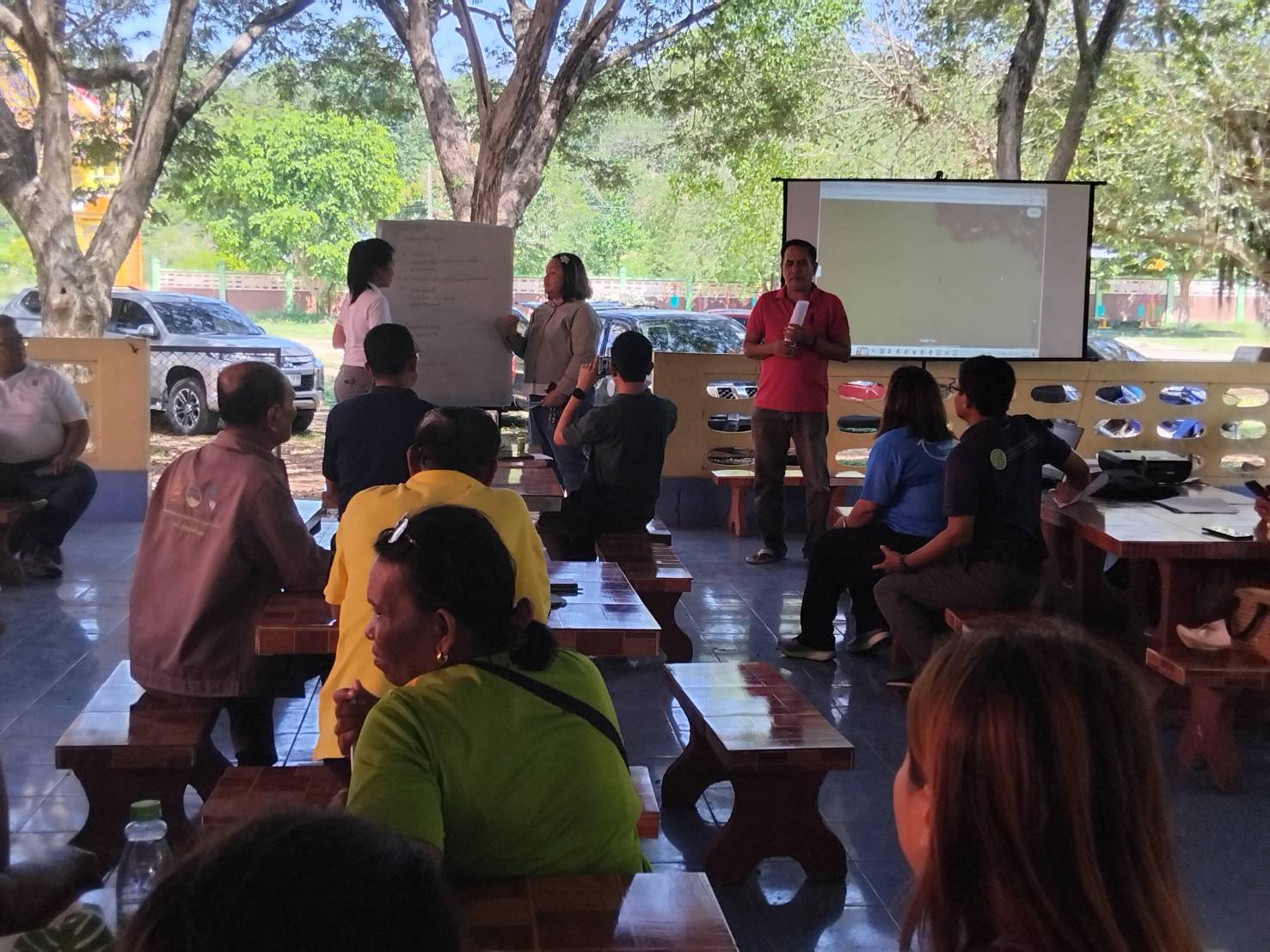 กลุ่มบริหารจัดการฯ ร่วมกับ ประมงอำเภอตะโหมด ประมงอำเภอปากพะยูน  ปิดป้ายประชาสัมพันธ์ประกาศคณะกรรมการประมงประจำจังหวัดพัทลุง เรื่อง กำหนดพื้นที่และระยะเวลาฤดูสัตว์น้ำมีไข่ หรือวางไข่ เลี้ยงตัวอ่อน ที่จำเป็นต่อ การคุ้มครองปลาก้างพระร่วง (Kryptopterus spp.) ในจังหวัดพัทลุง ร่วมกับ ผอ.ศูนย์วิจัยและพัฒนาประมงน้ำจืดพัทลุง ประมงอำเภอปากพะยูน หัวหน้า หน่วยป้องกันและปราบปรามประมงพัทลุง และผู้ทรงคุณวุฒิใน จัดประชุมชี้แจง แนวทางในการจัดการทรัพยากรปลาจิ้มฟันจระเข้ยักษ์ที่ได้จากผลการศึกษาวิจัย..คลิก