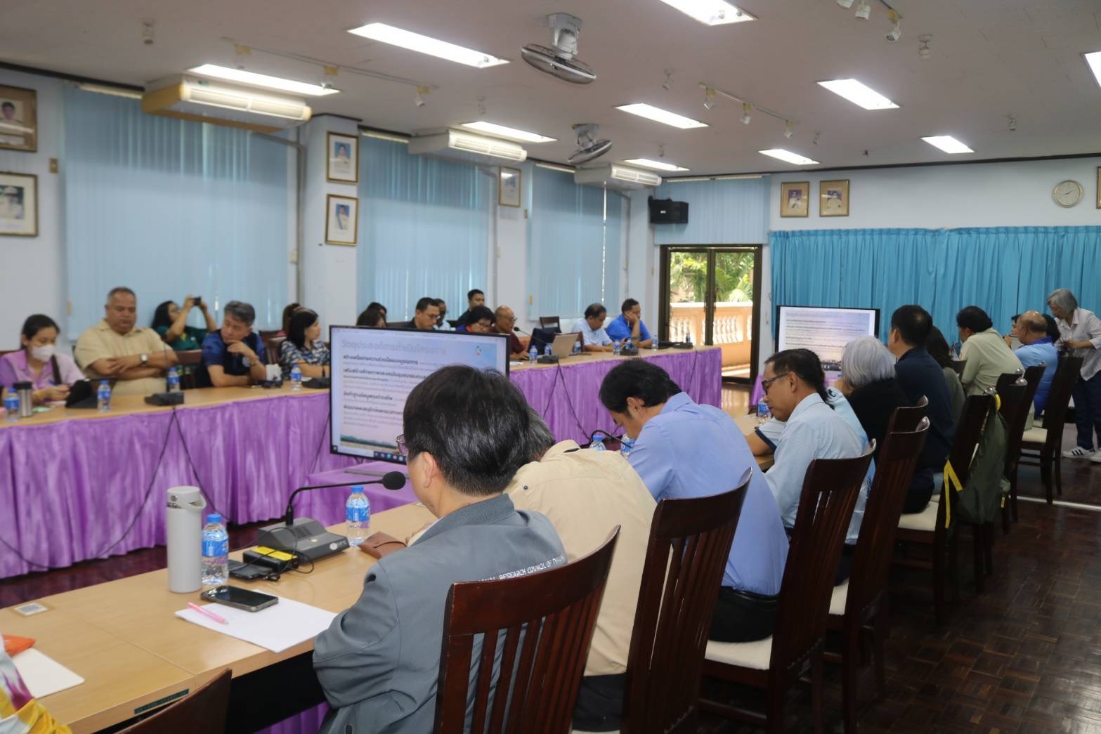 ประมงจังหวัดพัทลุง พร้อมด้วย  นักวิชาการประมงปฏิบัติการ กลุ่มพัฒนาและส่งเสริมการประมง  เข้าร่วมประชุมเตรียมความพร้อมในการดำเนินการแผนงาน การขับเคลื่อนการอนุรักษ์โลมาอิรวดีทะเลสาบสงขลา  ณ จังหวัดสงขลาและพัทลุง..คลิก