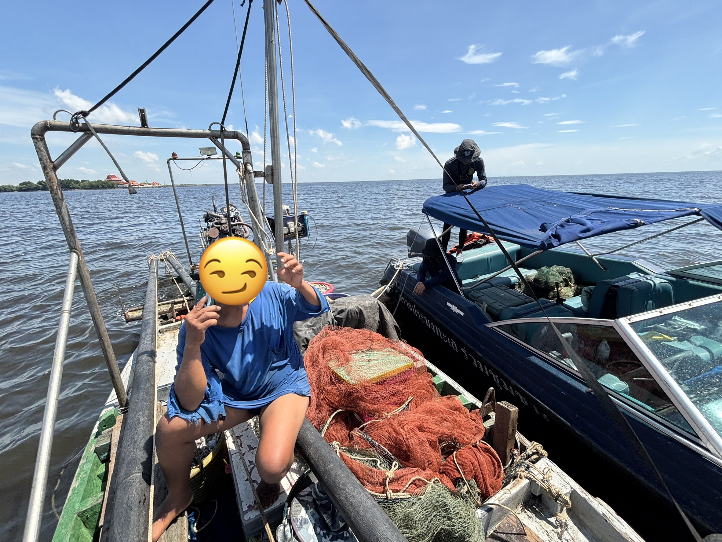 จับกุมเรือประมงอวนรุนปลาผิดกฎหมายจำนวน 1 ลำ ผู้ต้องหา 1 คน..คลิก