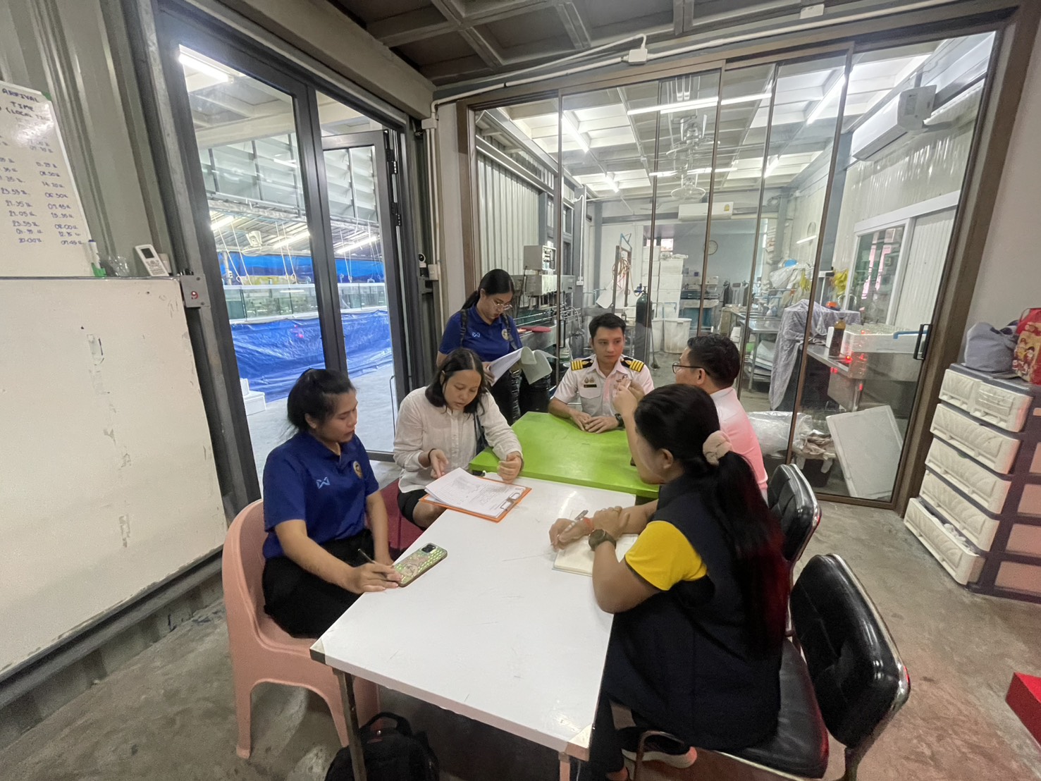 สำนักงานประมงพื้นที่กรุงเทพมหานคร ลงพื้นที่ตรวจประเมินสถานที่ทำการเพาะเลี้ยงสัตว์น้ำชนิดที่ใกล้สูญพันธุ์จากธรรมชาติเพื่อการส่งออก ตามความในมาตรา 65 แห่งพระราชกำหนดการประมง พ.ศ. 2558 และที่แก้ไขเพิ่มเติม และตรวจติดตามสถานที่และตรวจติดตามการทำการเพาะเลี้ยงสัตว์น้ำควบคุม กุ้งก้ามแดงหรือกุ้งเครย์ฟิช ?????????????????????? ?????????????? หรือ ??????????? spp.)