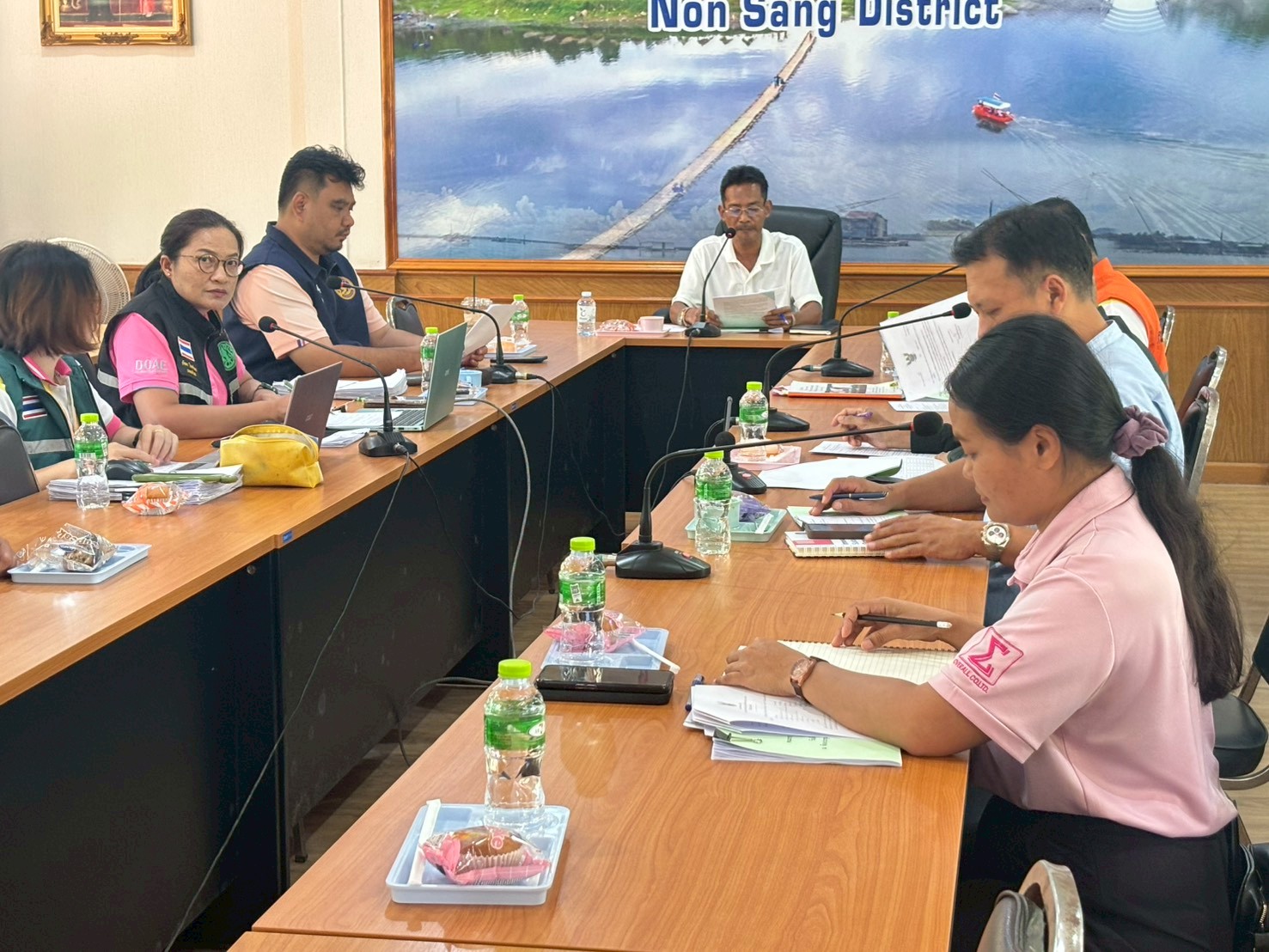 เข้าร่วมประชุมคณะกรรมการให้ความช่วยเหลือผู้ประสบภัยพิบัติกรณีฉุกเฉินอำเภอโนนสัง (ก.ช.ภ.อ.) เพื่อร่วมพิจารณาให้ความช่วยเหลือเกษตรกร ผู้ประสบภัยพิบัติกรณีฉุกเฉิน (อุทกภัย)