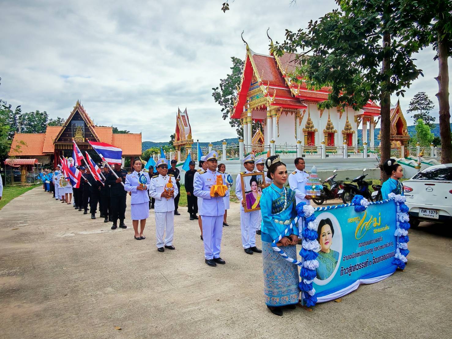 ร่วมพิธีแห่เงินและแลกเงินขวัญถุงพระราชทานกองทุนแม่ของแผ่นดิน เพื่อให้ประชาชนเกิดความสำนึกในพระมหากรุณาธิคุณของสมเด็จพระนางเจ้าสิริกิติ์ พระบรมราชินีนาถ พระบรมราชชนนีพันปีหลวง และตระหนักถึงความสำคัญของกระบวนการป้องกันและแก้ไขปัญหายาเสพติด ในหมูบ้าน/ชุมชน ด้วยกองทุนแม่ของแผ่นดิน..คลิก