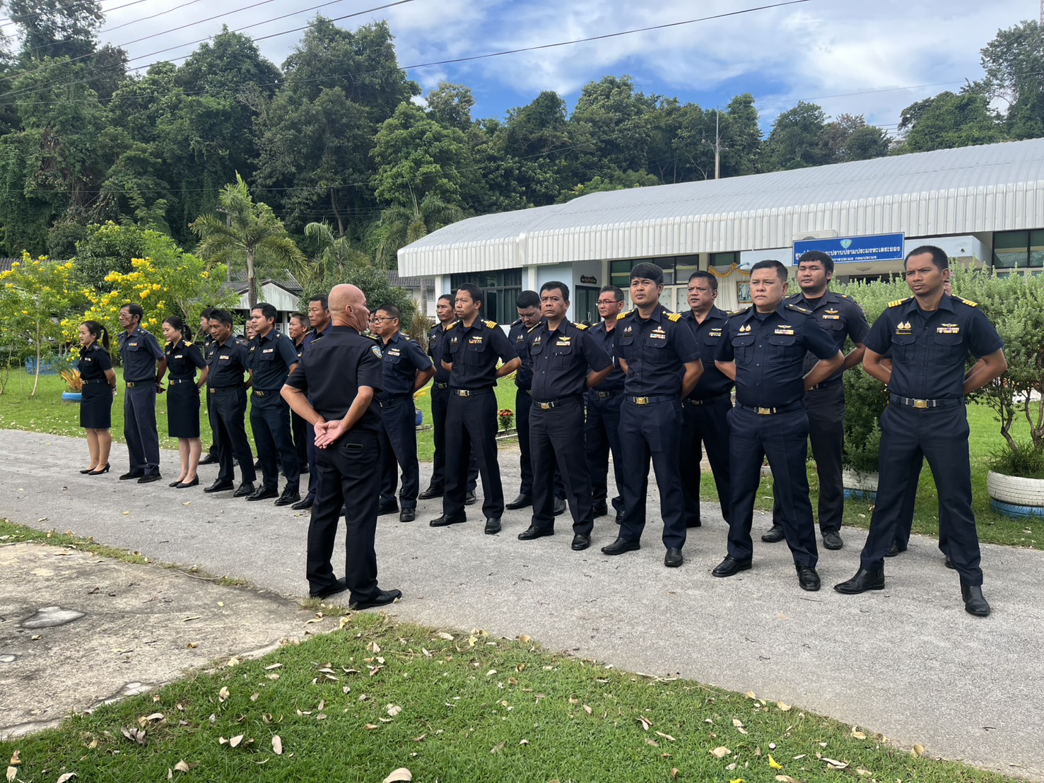 ร่วมทำกิจกรรมหน้าเสาธงและมอบหมายงานประจำสัปดาห์