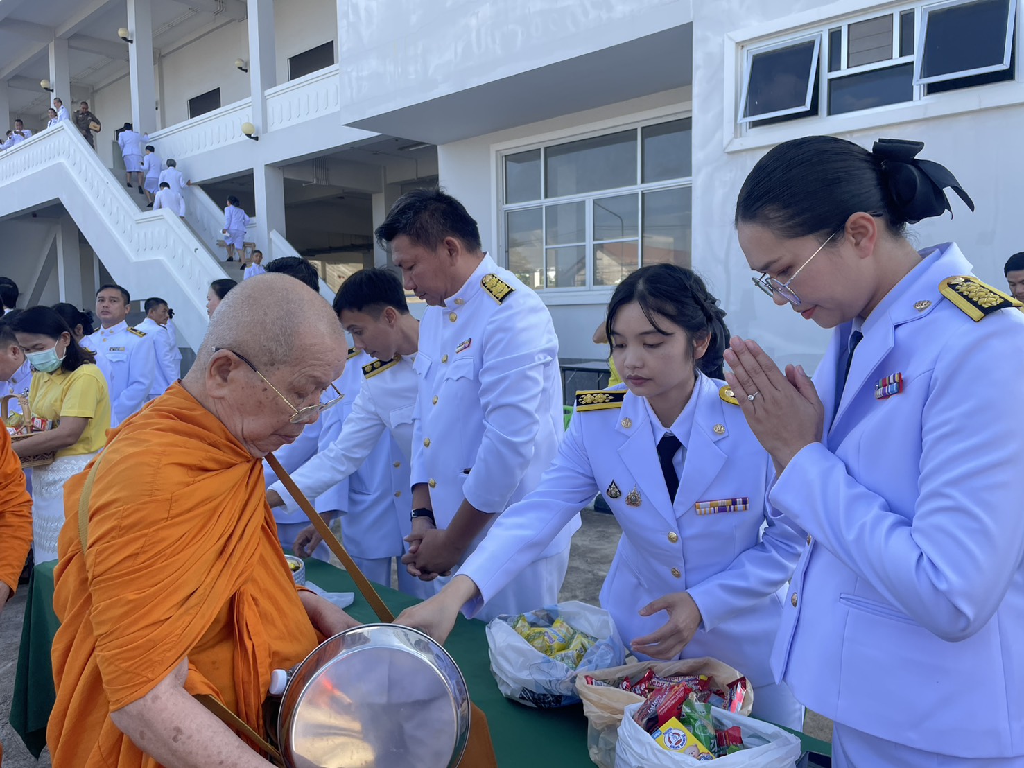 ร่วมพิธีเจริญพระพุทธมนต์ ทำบุญตักบาตร และพิธีวางพวงมาลา เพื่อน้อมรำลึกในพระมหากรุณาธิคุณ..คลิก
