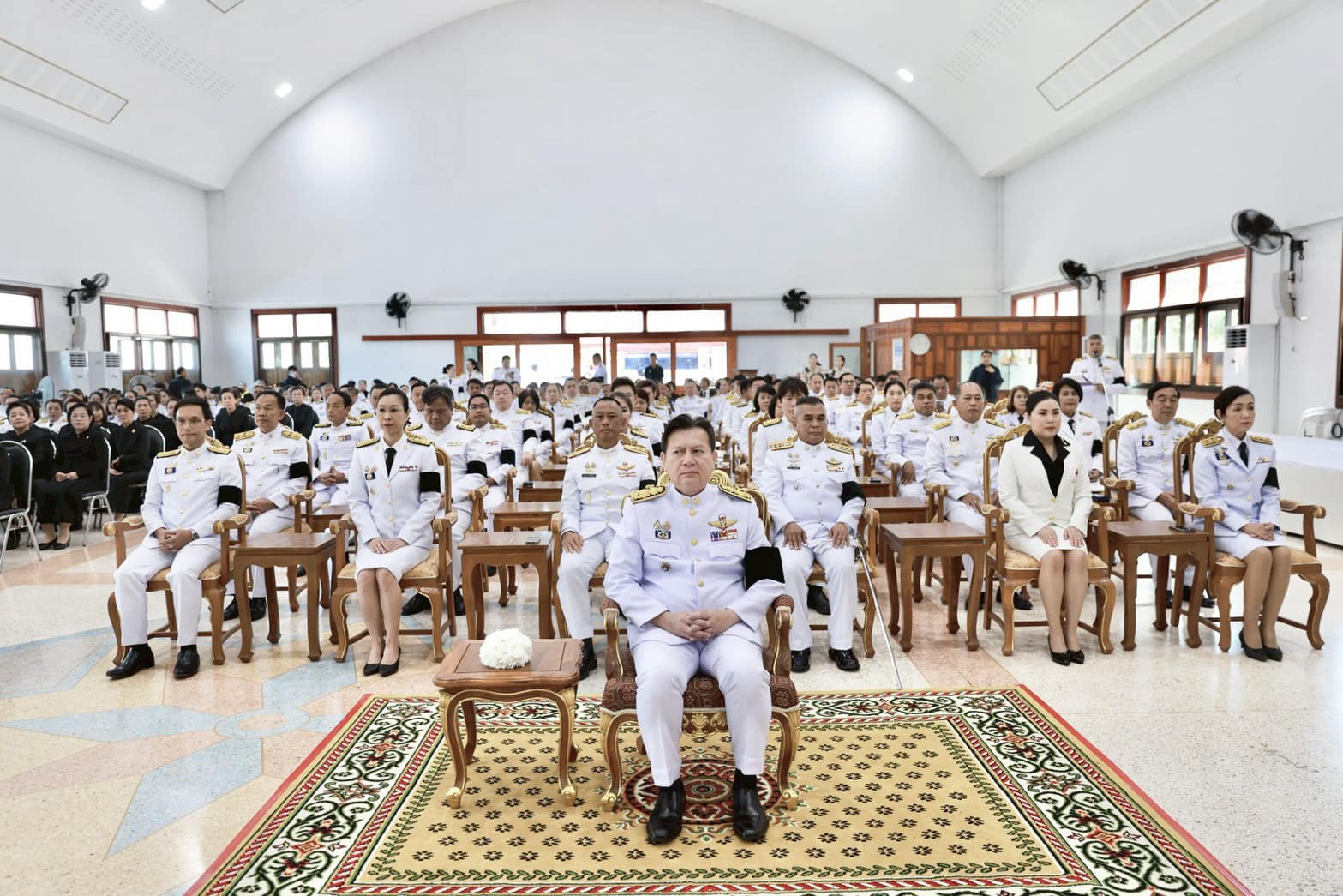 พิธีถวายน้ำสรงพระบรมศพเบื้องหน้าพระฉายาลักษณ์ สมเด็จพระนางเจ้าสิริกิติ์ พระบรมราชินีนาถ พระบรมราชชนนีพันปีหลวง