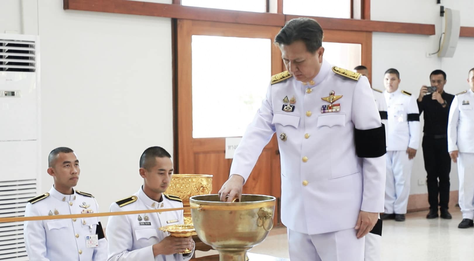 พิธีถวายน้ำสรงพระบรมศพเบื้องหน้าพระฉายาลักษณ์ สมเด็จพระนางเจ้าสิริกิติ์ พระบรมราชินีนาถ พระบรมราชชนนีพันปีหลวง